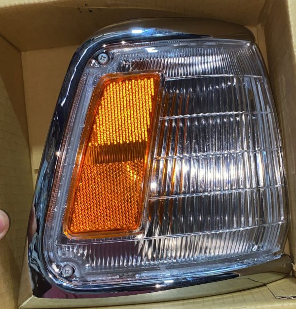 81610-89177-RH | FAROL ESQ HILUX 89/95 NIQ 2WD (18-1476-)